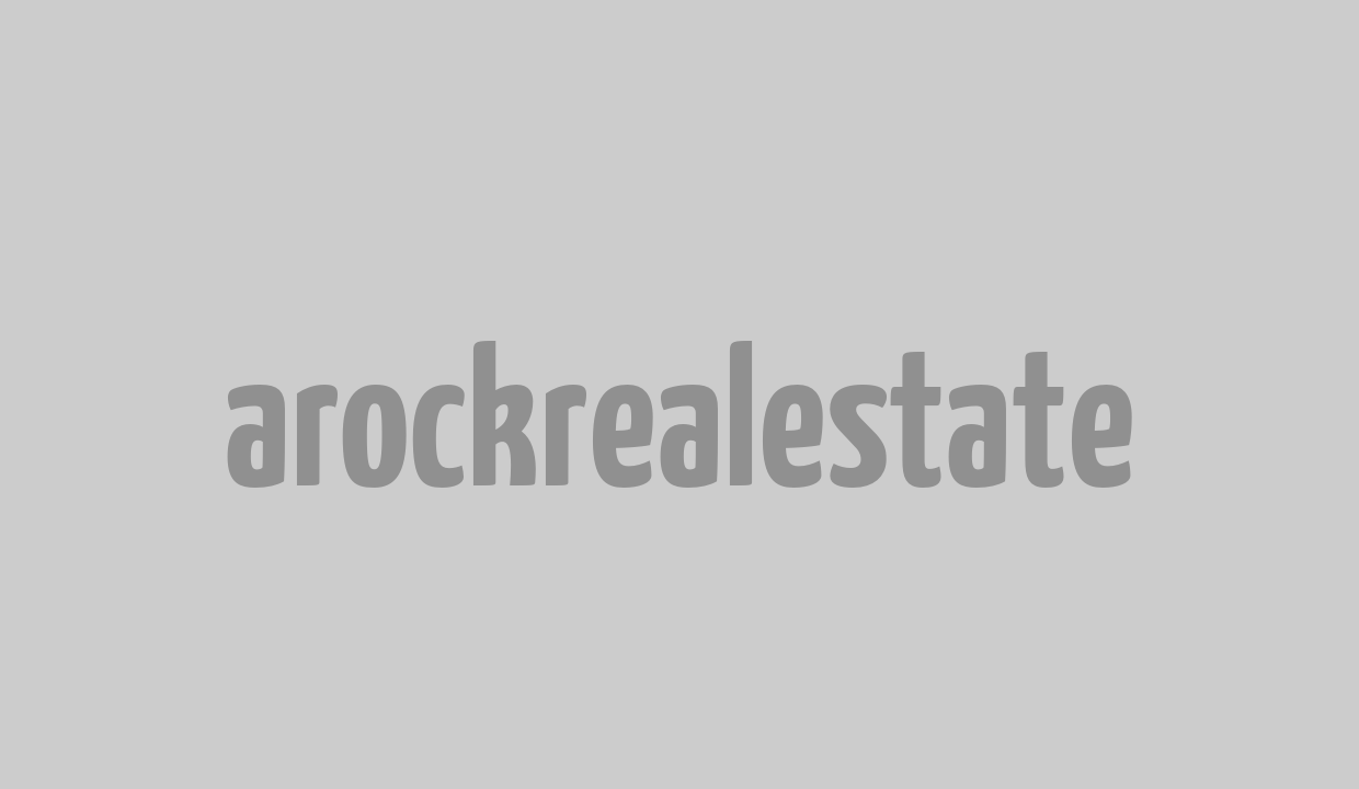 What is the difference between a real estate agent and a real estate broker?
