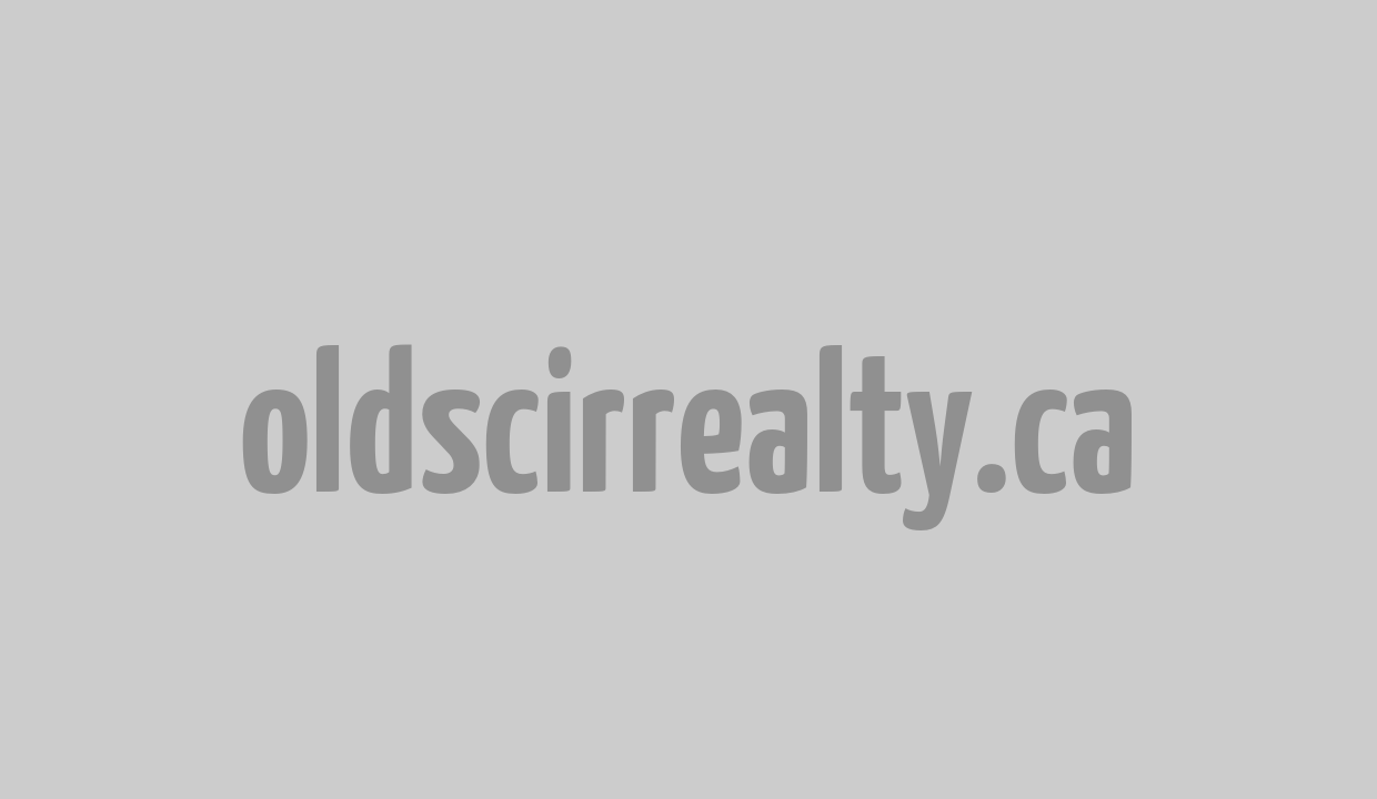 What is the difference between a real estate agent and a real estate broker?